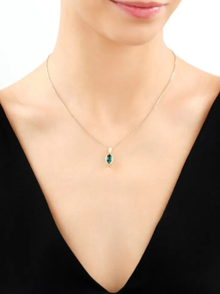 Złota zawieszka z korundem syntetycznym