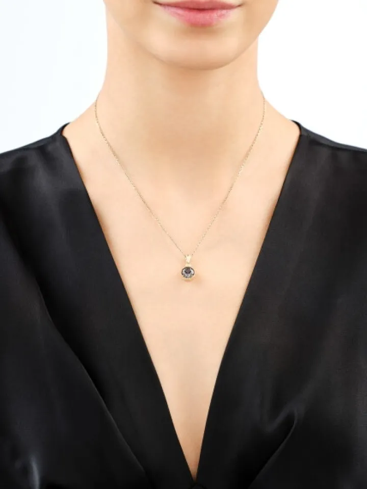 Złota zawieszka z korundem syntetycznym i cyrkoniami