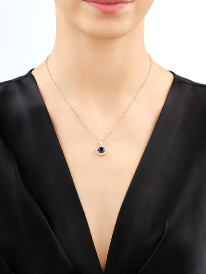 Złota zawieszka z korundem syntetycznym i cyrkoniami