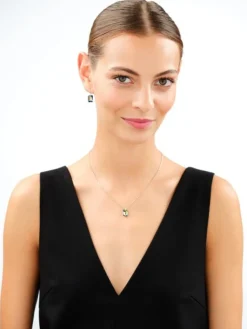 Złota zawieszka z kryształem syntetycznym