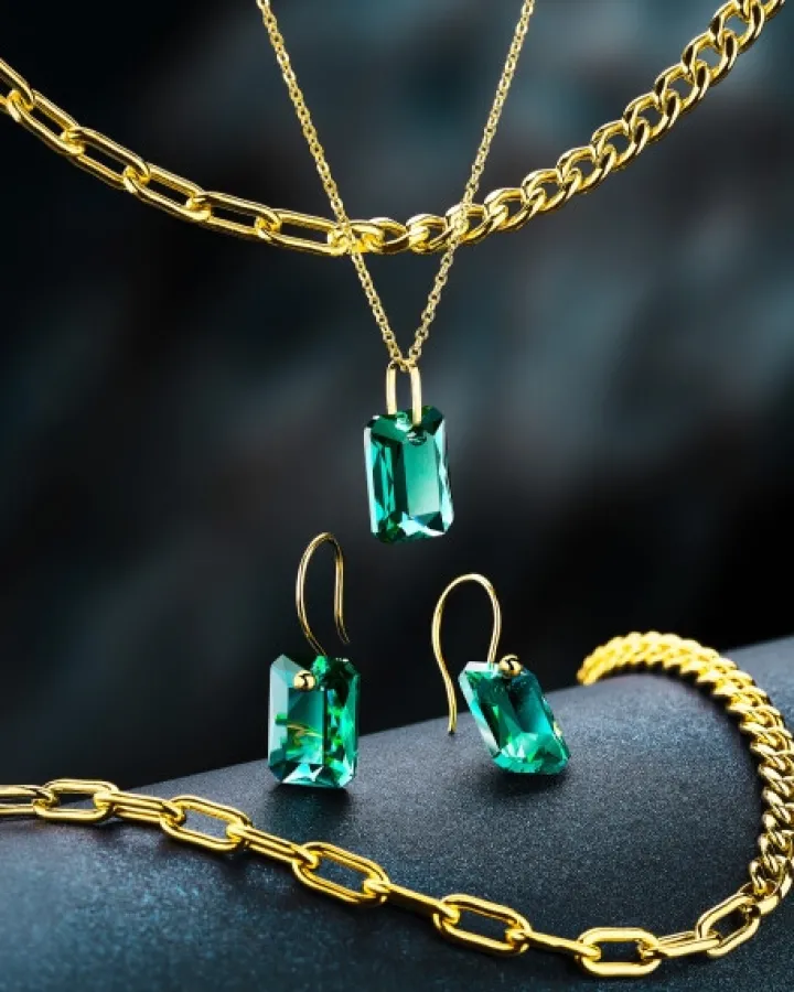 Złota zawieszka z kryształem syntetycznym