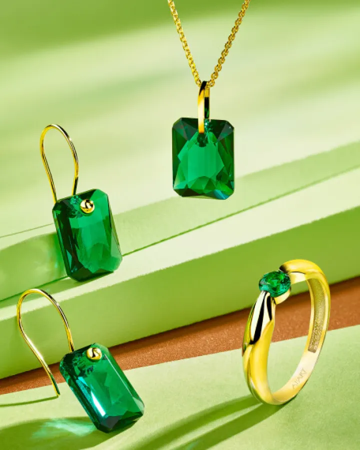 Złota zawieszka z kryształem syntetycznym