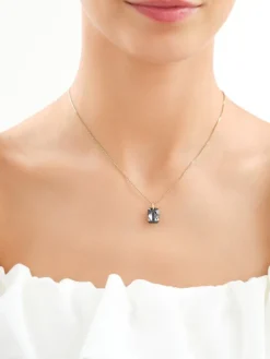 Złota zawieszka z kryształem syntetycznym