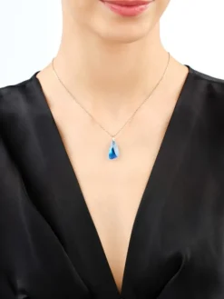 Złota zawieszka z kryształem syntetycznym