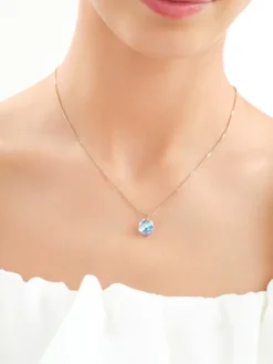 Złota zawieszka z kryształem syntetycznym