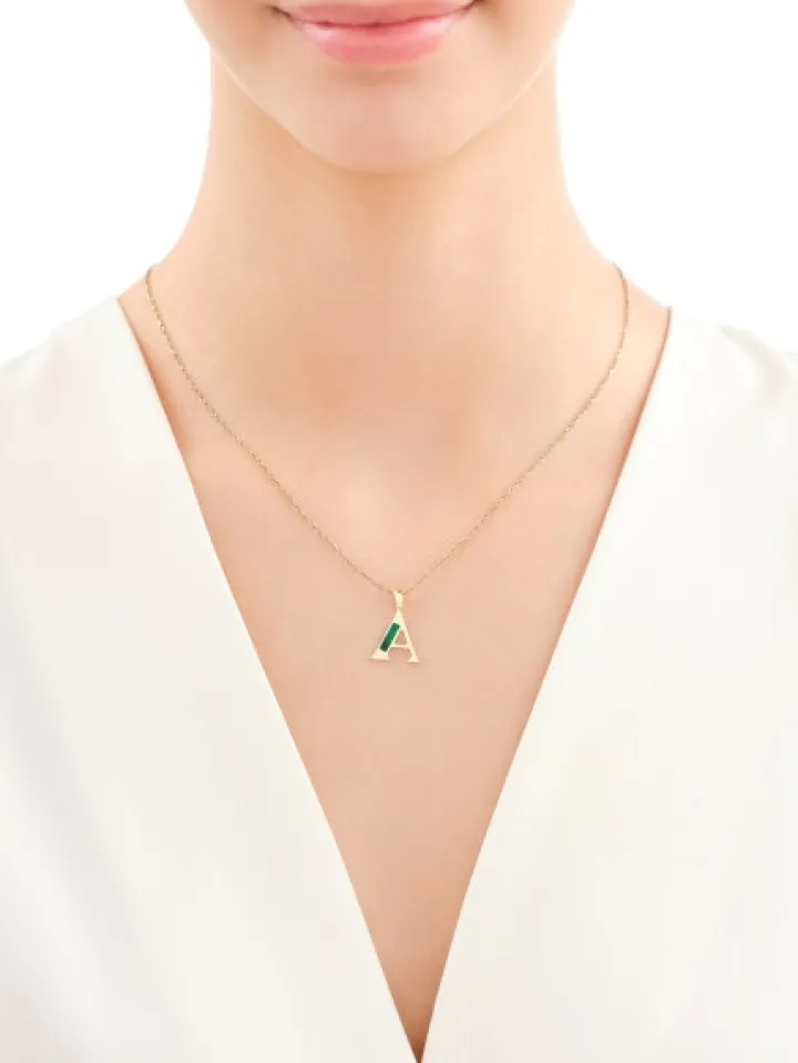 Złota zawieszka z masą malachitową - litera A