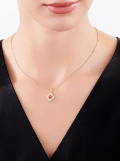 Złota zawieszka z masą perłową i emalią