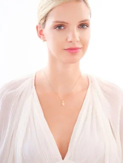 Złota zawieszka z perłą