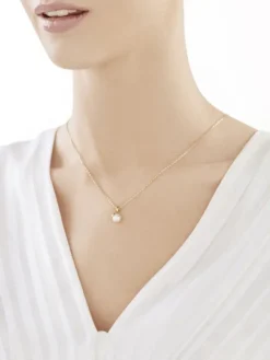 Złota zawieszka z perłą