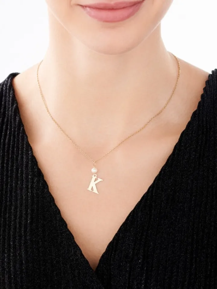 Złota zawieszka z perłą - litera K
