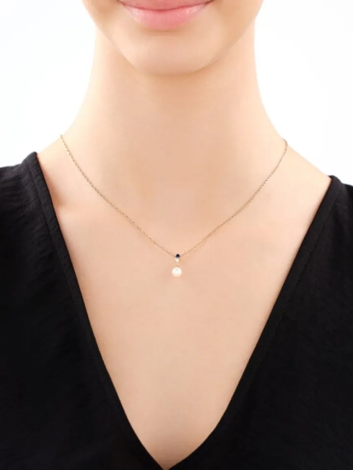 Złota zawieszka z perłą, szafirem syntetycznym i cyrkoniami