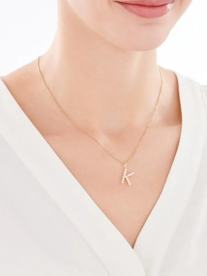 Złota zawieszka z perłami - litera K