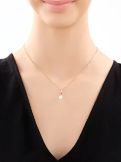 Złota zawieszka z rubinem syntetycznym i perłą