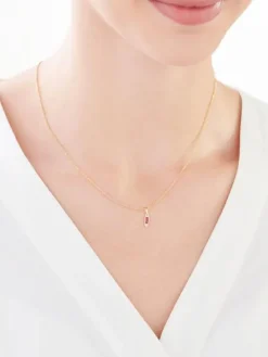 Złota zawieszka z rubinem syntetycznym