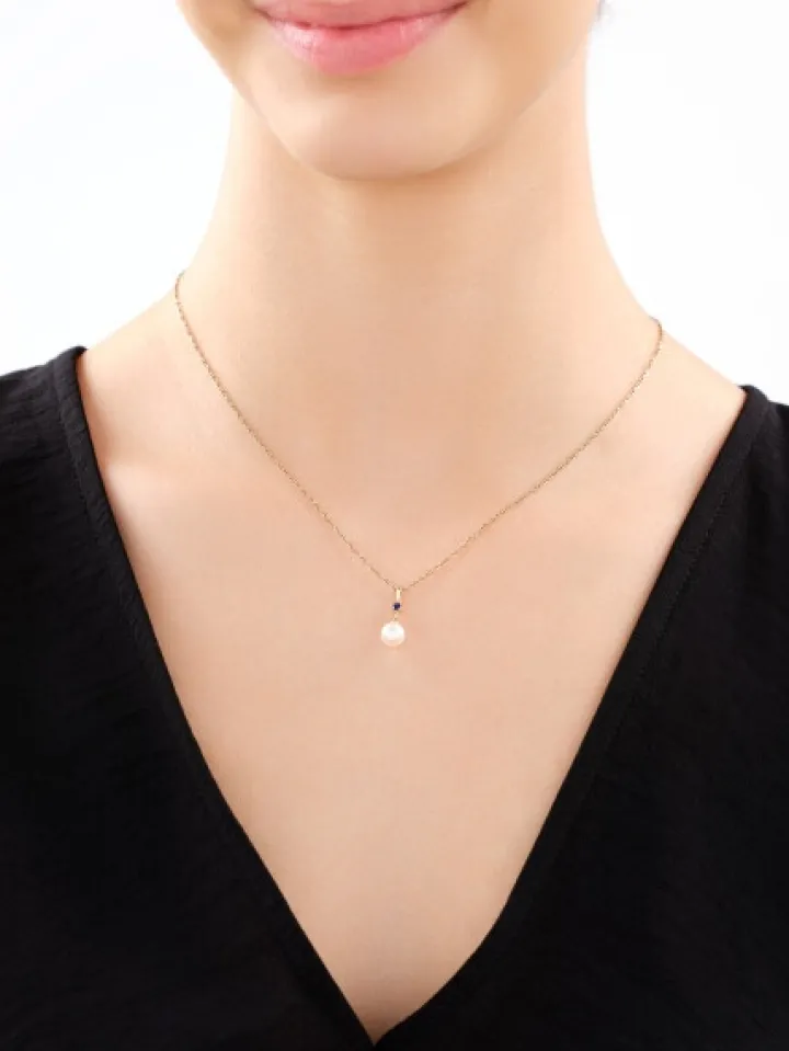 Złota zawieszka z szafirem syntetycznym i perłą