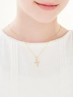 Złota zawieszka z wizerunkiem Chrystusa - krzyż