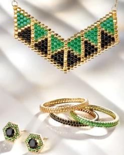 Złote kolczyki z cyrkoniami i szmaragdami syntetycznymi