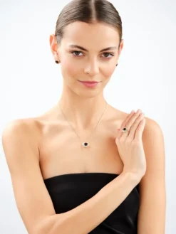 Złote kolczyki z granatami