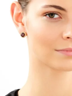 Złote kolczyki z granatami syntetycznymi