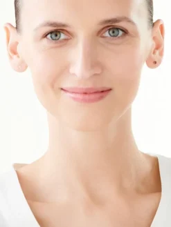 Złote kolczyki z granatem syntetycznym - gwiazda