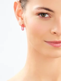 Złote kolczyki z koralami syntetycznymi