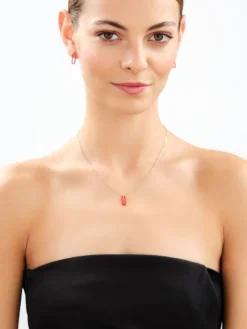 Złote kolczyki z koralami syntetycznymi