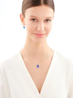 Złote kolczyki z kryształami syntetycznymi