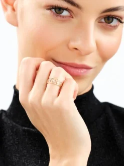 Złoty pierścionek - kwiaty