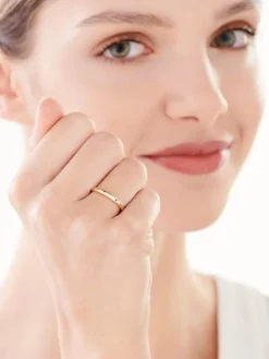 Złoty pierścionek z cyrkoniami