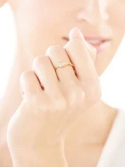 Złoty pierścionek z cyrkoniami - skrzydło