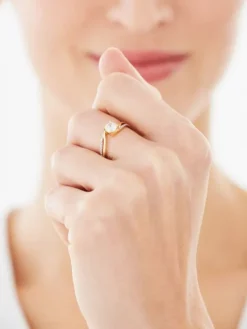 Złoty pierścionek z cyrkoniami