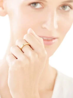 Złoty pierścionek z cyrkoniami