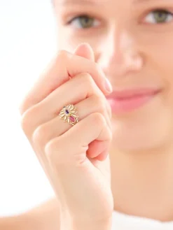 Złoty pierścionek z cyrkoniami