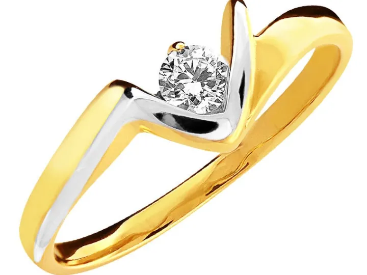 Złoty pierścionek z cyrkonią