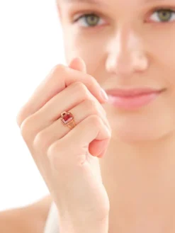 Złoty pierścionek z cyrkoniami