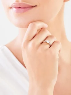 Złoty pierścionek z cyrkoniami