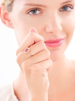 Złoty pierścionek z cyrkoniami