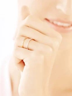 Złoty pierścionek z cyrkoniami