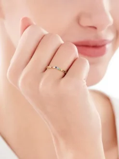 Złoty pierścionek z cyrkoniami