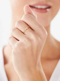 Złoty pierścionek z cyrkoniami