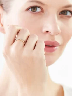 Złoty pierścionek z cyrkoniami