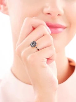 Złoty pierścionek z cyrkoniami