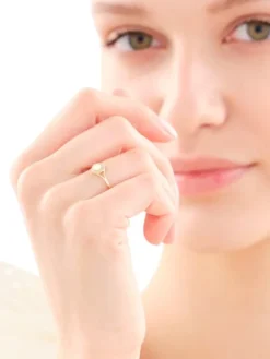 Złoty pierścionek z cyrkoniami