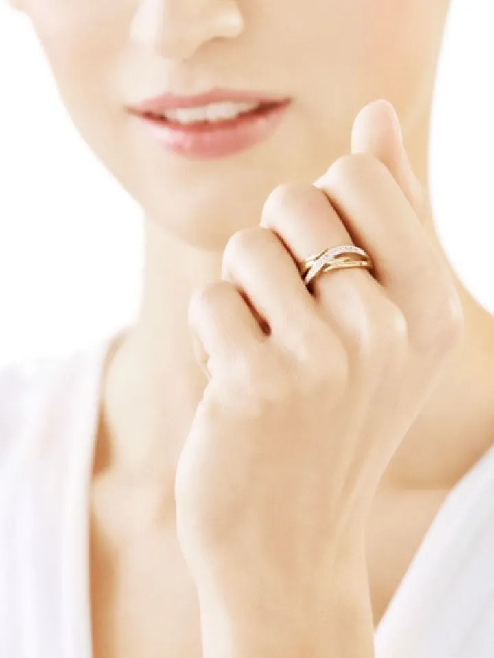 Złoty pierścionek z cyrkoniami