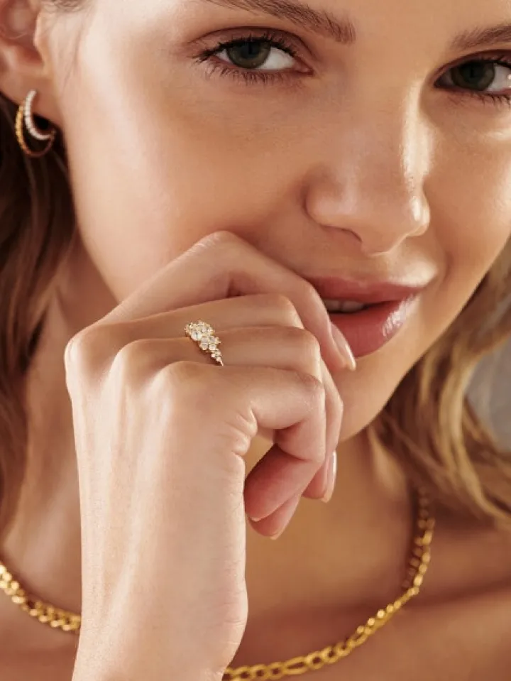 Złoty pierścionek z cyrkoniami