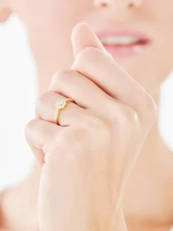 Złoty pierścionek z cyrkoniami