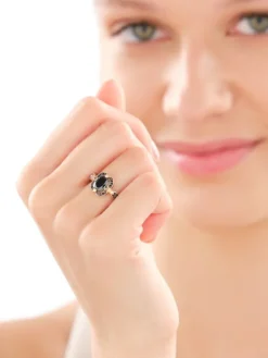 Złoty pierścionek z cyrkoniami