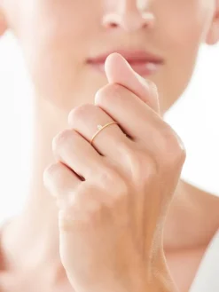 Złoty pierścionek z cyrkonią