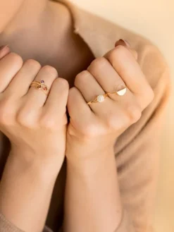 Złoty pierścionek z cyrkoniami