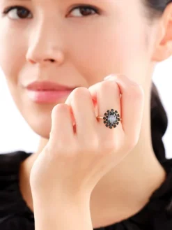 Złoty pierścionek z cyrkoniami